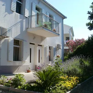 grgin-apartments.hotels-in-trogir.com/
